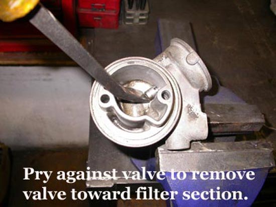 14_oil_filter_adapter_pry_against_valveb