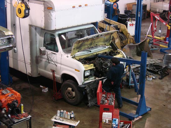 286_Ford_E350_truck_cubevan_V8_engine_removal2