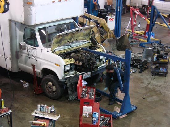 290_Ford_E350_truck_cubevan_V8_engine_removal6