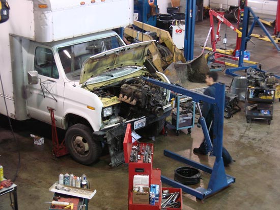 293_Ford_E350_truck_cubevan_V8_engine_removal9