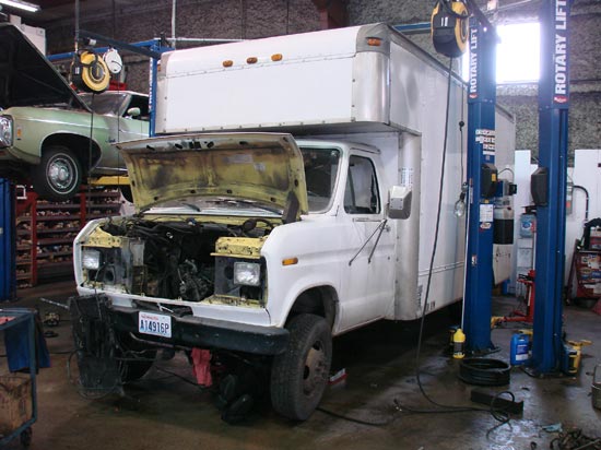 297_Ford_E350_truck_cubevan_V8_engine_repair