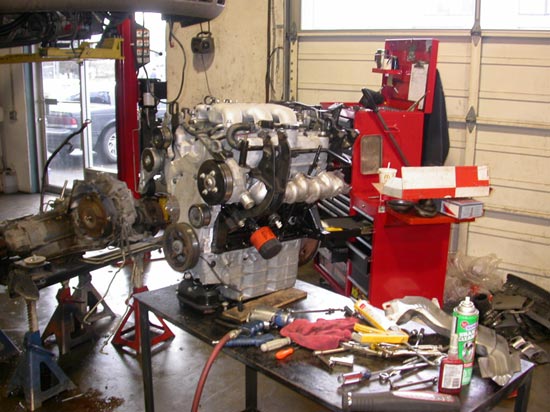 50_Chevrolet_minivan_remanufactured_V6_engine_on_workbench
