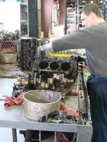 23_Canada_Engines_V6_disassembly