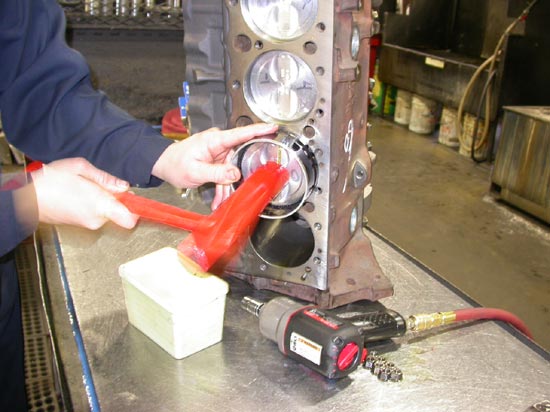 85_piston_ring_compressor_in_V8_engine