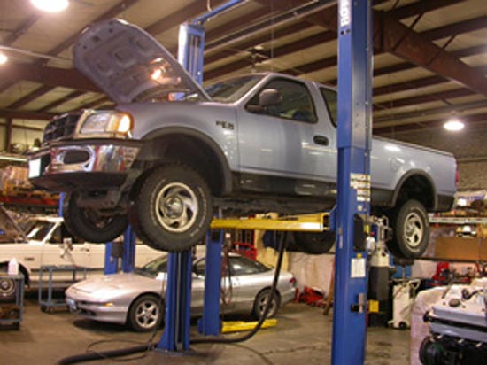 2_Ford_pickup_truck_engine_installation