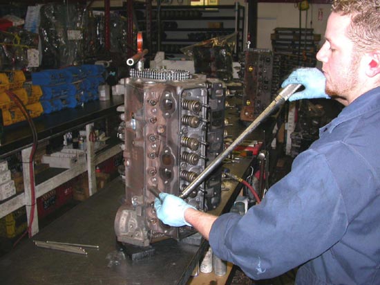 123_assembling_V8_remanufactured_engine_valvetrain