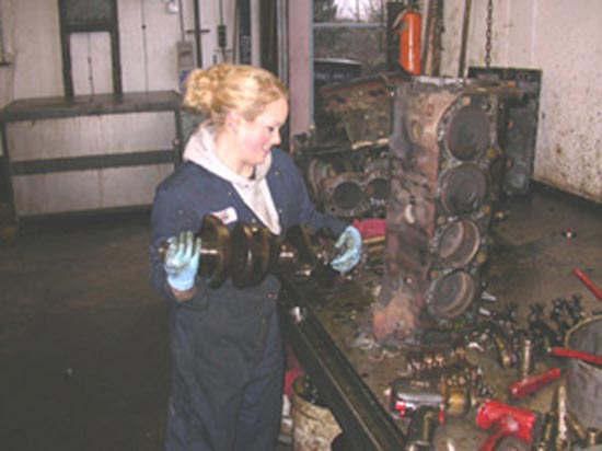 69_V8_engine_disassembly_crankshaft_removal_9