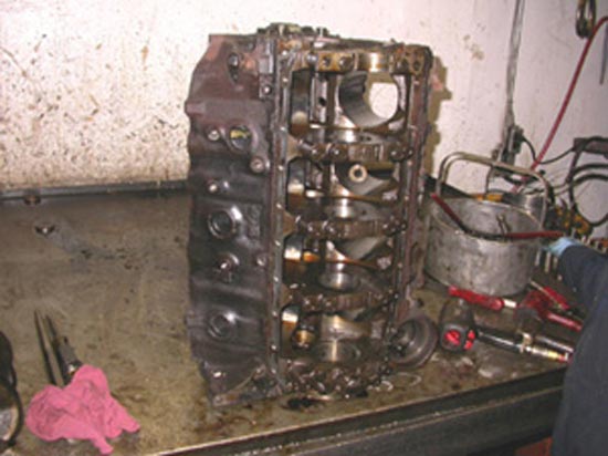 70_V8_engine_disassembled_10